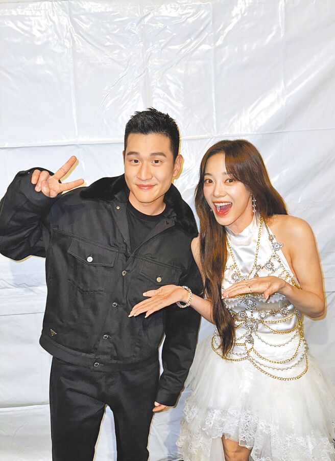 周興哲（左）日前與韓星金世正對唱夯曲，互飆歌技。（星空飛騰提供）