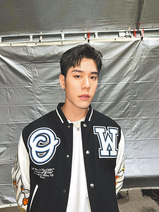 周予天在花蓮跨年晚會開唱，打造帥氣造型。（星空飛騰提供）