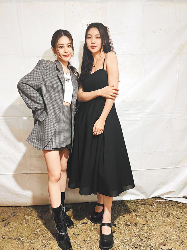 張語噥（左）、鄭心慈日前在跨年晚會嗨唱。（星空飛騰提供）