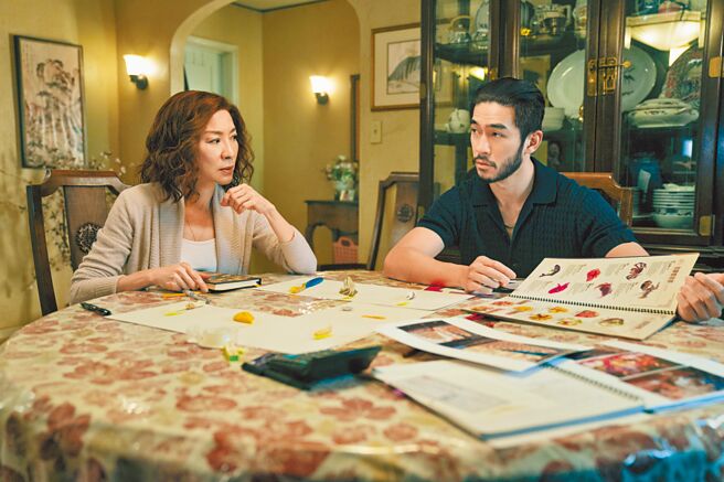 楊紫瓊（左）、錢裕揚在《孫家兄弟》中飾演母子。（Netflix提供）