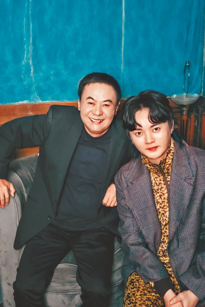 許富凱（右）近日推出新歌MV，邀來蔡振南跨刀合作。（何樂音樂提供）