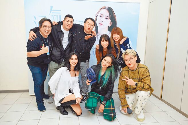 林雨涵（下排左一）、卜星慧（下排左二）日前开唱，草爷（上排左二）等好友到场助阵。（红心字会提供）