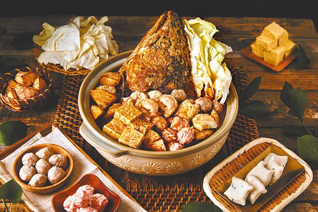 因應過年期間市場休市，飯店推出砂鍋魚頭等冷凍宅配年菜，方便民眾過年在家享用。（台北新板希爾頓酒店提供）