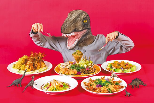 「侏儸紀除夕夜The Place Park」圍爐饗宴，共有10道中西式創意佳餚，民眾可感受有別以往的除夕氛圍。（南港老爺行旅提供）