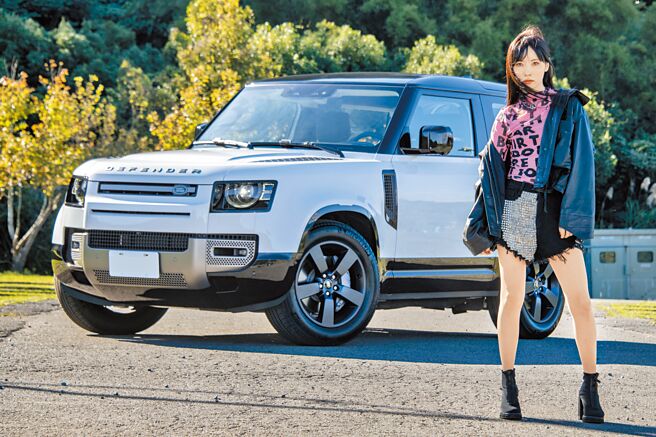 饶星星曾参与公共电视电影《自由人》演出而入围金钟奖迷你剧集电视电影女配角，自己是个爱车人，受本报之邀与Defender 90 D300 X-Dynamic HSE合拍。（陈大任摄）