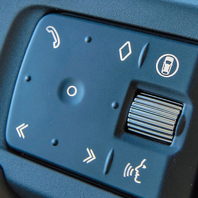 方向盘滚轮上方图案为设定控键。（陈大任摄）