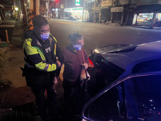 龍潭阿婆天寒呆坐路中 好無助！暖心警發現護送回家