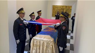 殉職勇消游尚樺國旗覆蓋靈柩 林右昌代表總統慰問家屬