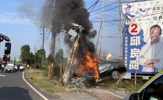 小客車噴飛撞斷電桿 起火燃燒全毀！駕駛傷重慘死