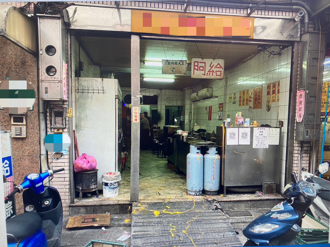 新北淡水知名「阿給」遭潑漆 債主：兒子欠200萬不還