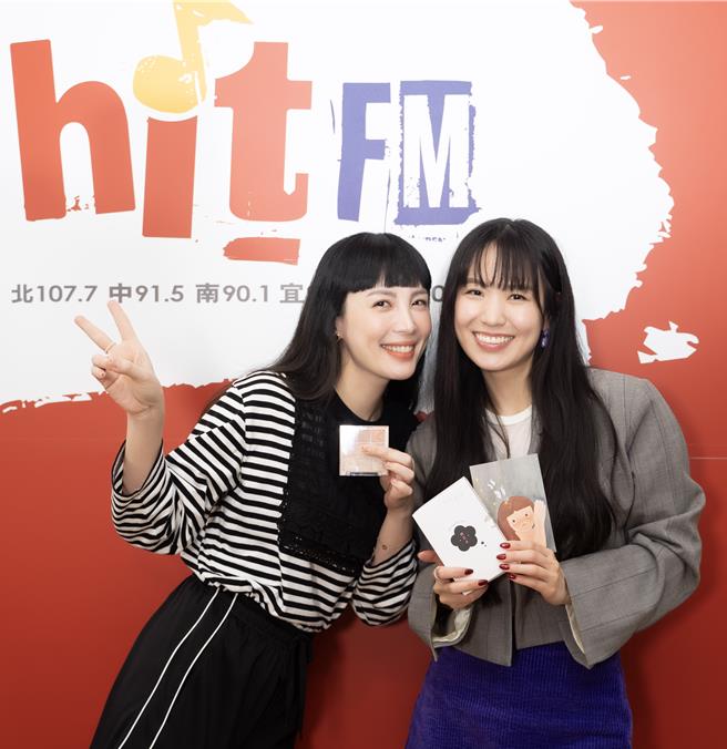 孫盛希（右）日前到魏如萱主持電台節目演唱新歌。（Hit Fm聯播網提供）