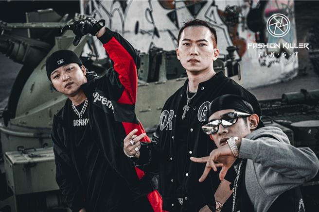 周霭宏（中）创作新歌〈白手起家〉。（周霭宏提供）