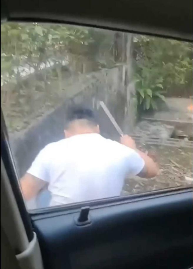 洪男将马尔济斯犬弄得奄奄一息后，竟再将狗拖下车以西瓜刀砍杀致死。（图／朱健铭提供）