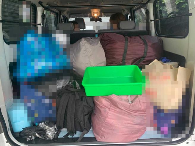 洪妻发现儿子在生气时竟会模仿爸爸掐她脖子，因此决心连夜带着家当逃离。（图／朱健铭提供）