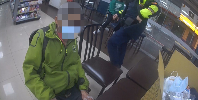 蔡姓老翁獨坐超商座位區多日，台中警方熱心協助他返家。（翻攝畫面）