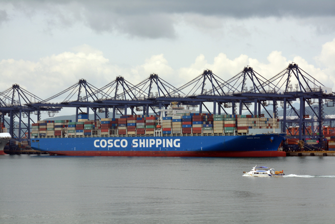 愈来愈多船只远离红海并绕道，导致从上海运往其他地区的货柜运费攀升。（示意图/达志影像/shutterstock）
