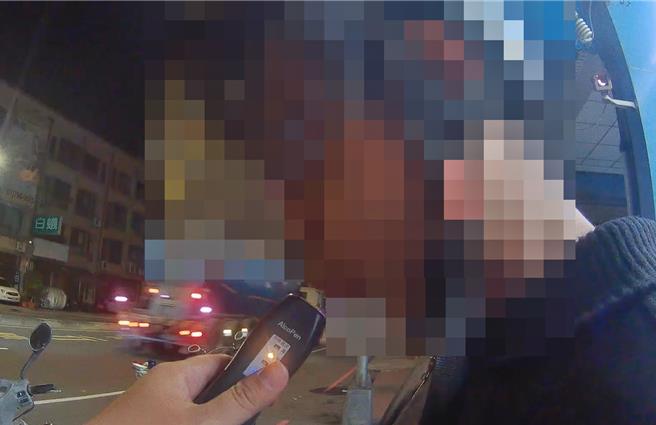 48岁因先前酒驾已被吊销机车驾照的洪姓男子2日凌晨2点在吃完姜母鸭又喝了不少酒后骑车上路。（高市凤山分局提供／杨舒婷高雄传真）