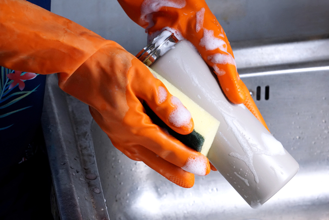 保温瓶只装水不会脏，医师曝正确清洁方式。（图／shutterstock）