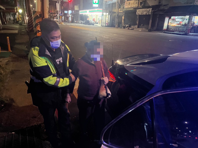 龍潭阿婆天寒體力不支呆坐路中，暖心巡邏警發現護送她回家。（翻攝畫面）