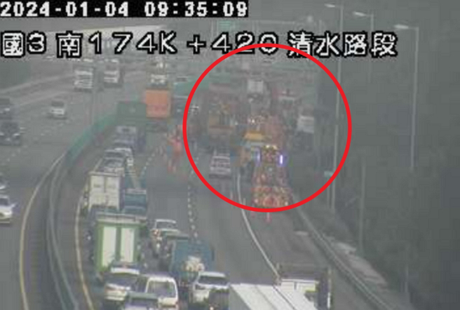 國3北向清水段3車連環撞，貨櫃車衝出邊坡，這起車禍有1人受傷。（翻攝「翻攝1968即時影像」）