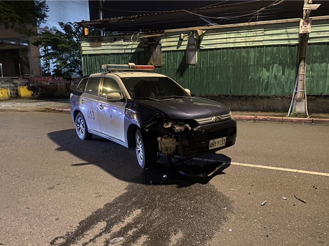 向男衝撞警车，导致警车车头受损。(翻摄照片／林郁平台北传真)