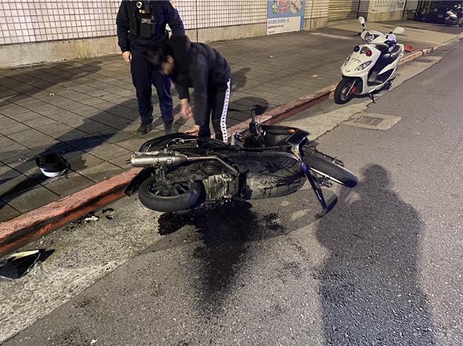 向男骑车衝撞警车倒地后，仍试图逃跑。(翻摄照片／林郁平台北传真)