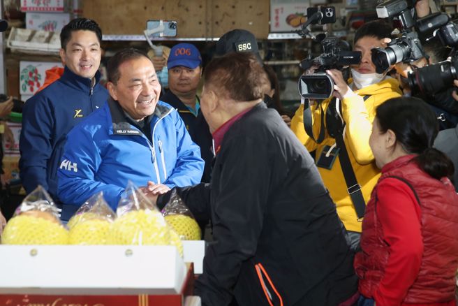 国民党总统候选人侯友宜（左二）4日在台北市长蒋万安（左一）陪同下，前往台北农产公司批发市场扫街拜票。（杜宜谙摄）