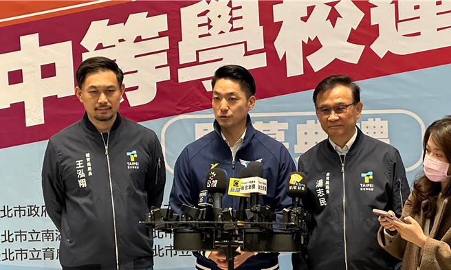 台北市長蔣萬安（中）與體育局長王泓翔（左）以及教育局長湯志明（右），4日上午一同出席台北市中等學校運動會開幕典禮，並於會前接受媒體訪問。（丁上程攝）