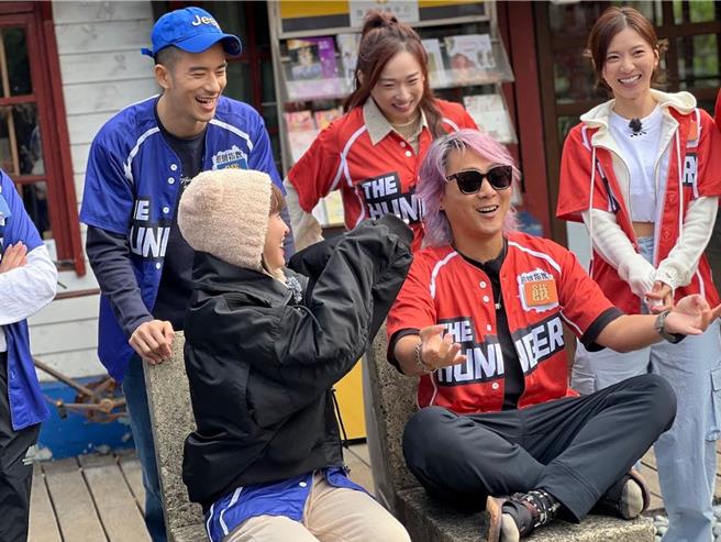 峮峮（左）故意干扰王仁甫玩游戏。（中视提供）