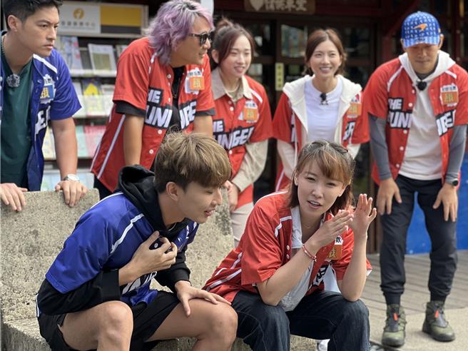 高兴（左）、李懿玩到一半居然聊起来。（中视提供）