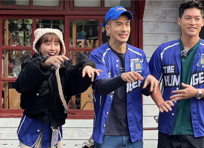 峮峮（左起）、纪言恺、许孟哲玩游戏很投入。（中视提供）