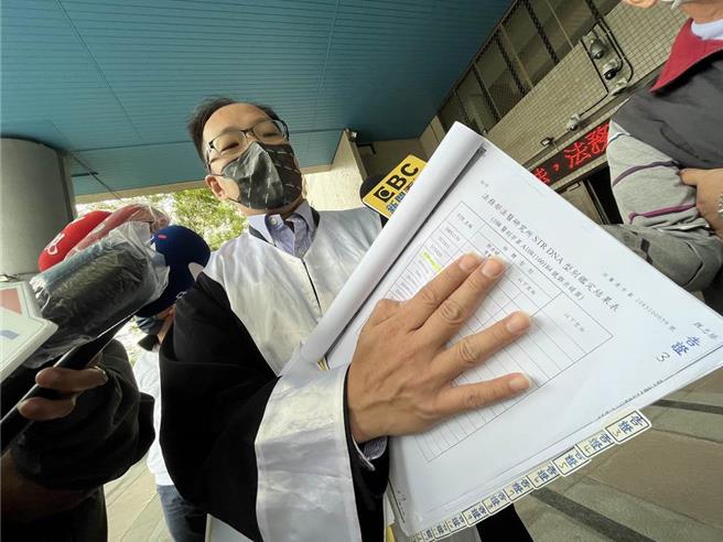 邝男律师与邝男自行比对基因序列，认为女童非他亲生。（本报资料照片，袁庭尧摄）