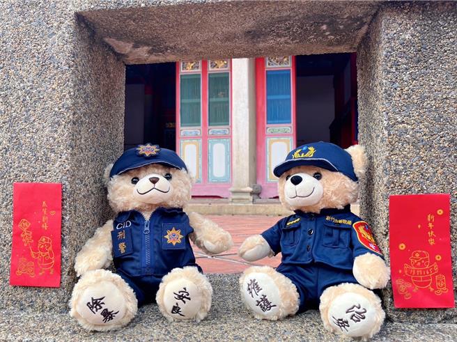 新竹市警察局第一分局特地自製了獨具創意的「反詐騙紅包袋」，並由「刑事小熊」帶著紅包袋，到竹市各大景點宣導反詐。（新竹市警局提供／王惠慧新竹傳真）