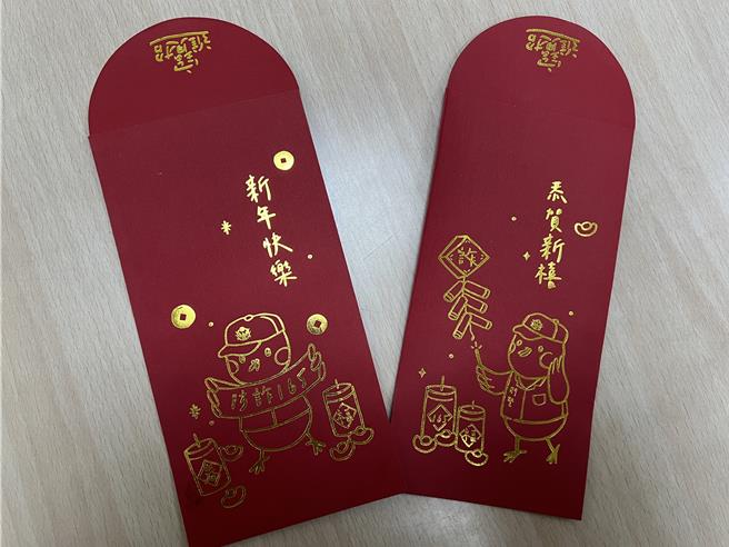 新竹市警察局第一分局特地自製了獨具創意的「反詐騙紅包袋」。（王惠慧攝）