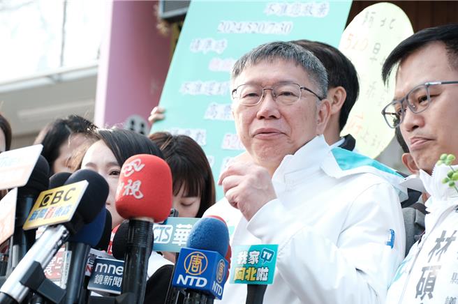 民眾黨總統候選人柯文哲4日在竹北市車隊掃街拜票前受訪，批民進黨影片拍盡，壞事幹絕 。（羅浚濱攝）