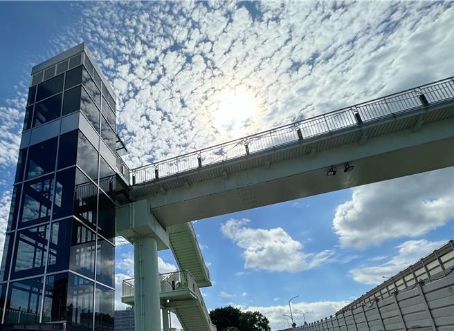 水源永春人行天橋完成畫面。(黃敬文翻攝)