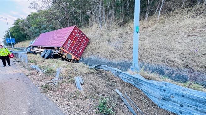 联结车衝落边坡，驾驶幸未受伤，肇事原因由国道警方调查厘清。(照片由国道警察提供）