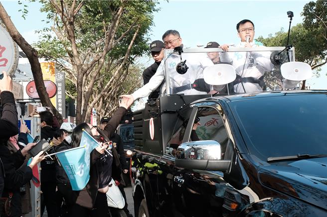 民眾党总统候选人柯文哲（右二）4日在竹北市文兴路前开始展开车队扫街拜票，行前对赵少康说要跟郭柯讨论行政院长，指这种话，由赵少康说出来就本身就是一种失格。（罗浚滨摄）