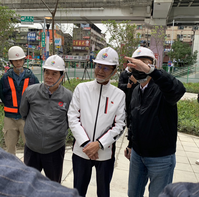 新北市副市长陈纯敬今（4日）上午视察板桥溪北公园及新庄捷运幸福站停车场工程。图/新北市政府提供