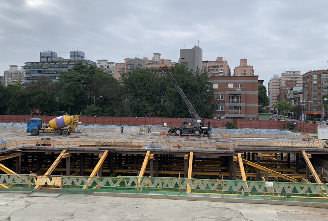 新北市副市长陈纯敬今（4日）上午视察板桥溪北公园停车场工程。图/新北市政府提供