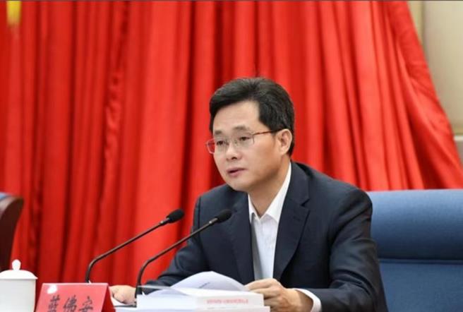 大陸財長藍佛安：集中財力辦大事，不該花的錢一分都不亂花。（中新社）