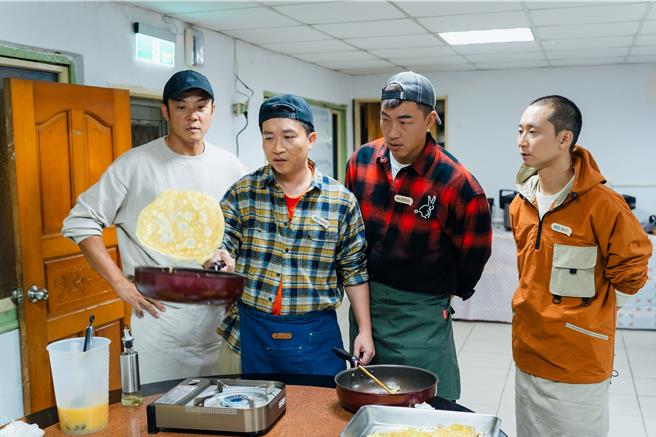 郭泓志（右2）受不了姚元浩（左）的紧迫盯人。（好看娱乐提供）