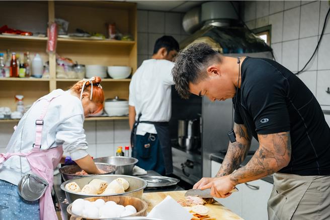 鬼鬼（左）、姚元浩、郭泓志在厨房忙进忙出。（好看娱乐提供）