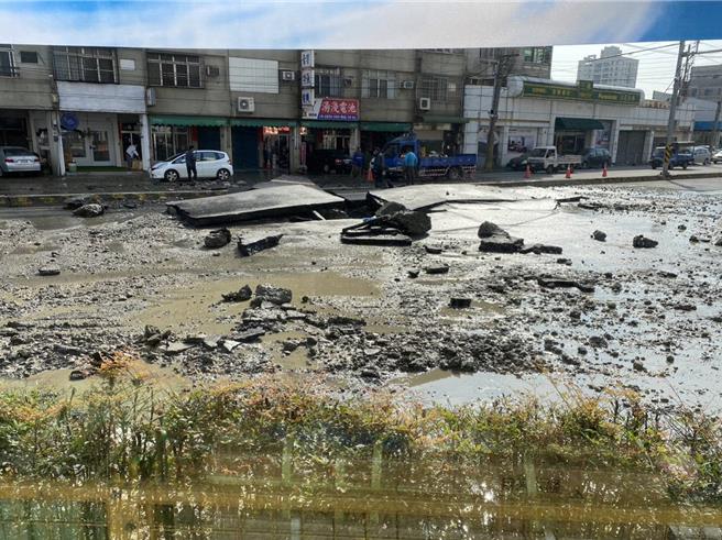 彰化县员林市莒光路今天发生大爆炸，上午9点多路面突然炸出一个大洞，接着不断有水从地底流出。（民眾提供／吴建辉彰化传真）