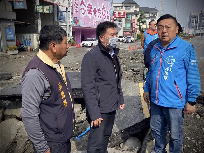 员林市长游振雄得知后，也到场关心。（游振雄提供／吴建辉彰化传真）