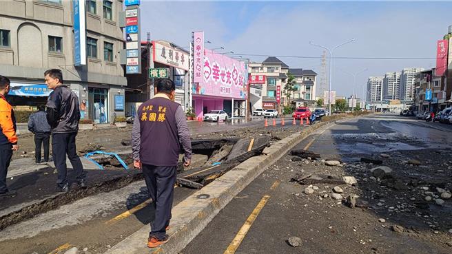 由于附近正在进行地下水管更换工程，初步了解是自来水公司换修水管，疑试水压导致爆裂，目前已派员抢修，也提醒民眾绕道，避免通行。（民眾提供／吴建辉彰化传真）