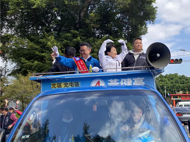 台中市长卢秀燕4日请假陪同立委中五选区国民党候选人黄健豪车队扫街。（冯惠宜摄）