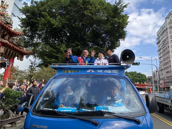 台中市长卢秀燕4日请假陪同立委中五选区国民党候选人黄健豪车队扫街。（冯惠宜摄）