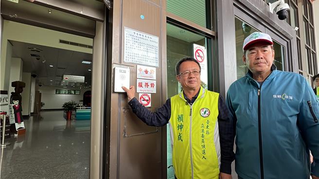 民進黨台東區域立委候選人賴坤成(左)今赴台東地檢按鈴提告網媒作者及轉傳者。（蔡旻妤攝）