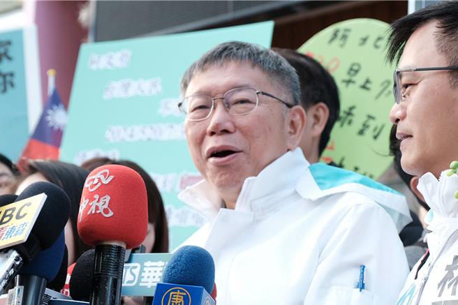 柯文哲4日到竹北市车队扫街拜票前受访被问要不要就近去看农地处理情形，回说他是委托李国璋议员全权在处理，还有一堆程序要做。（罗浚滨摄）